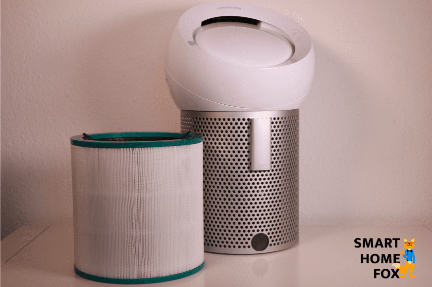 Der Kombifilter (Filtereinheit) des Dyson Pure Cool Me BP01 steht neben dem Luftreiniger auf einem Regal